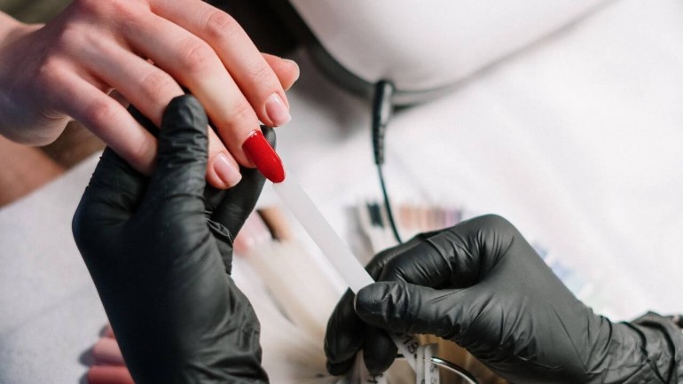 Advantages and disadvantages of hybrid manicure