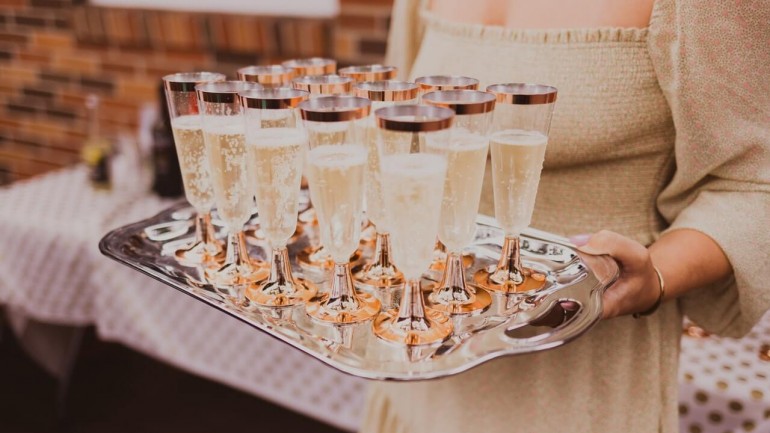 How to host an elegant cocktail party?