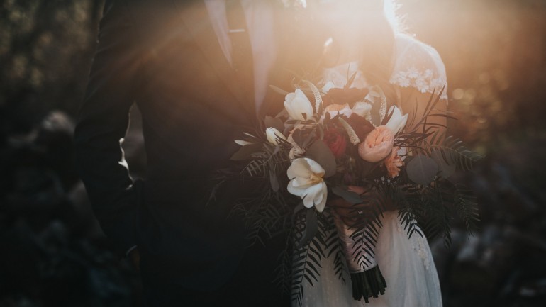 What to wear to a wedding reception?